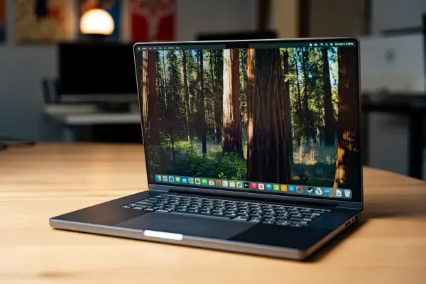 Chiếc máy tính xách tay chơi game nhỏ gọn của Asus chính là giải pháp cho MacBook Pro mà tôi không biết mình cần